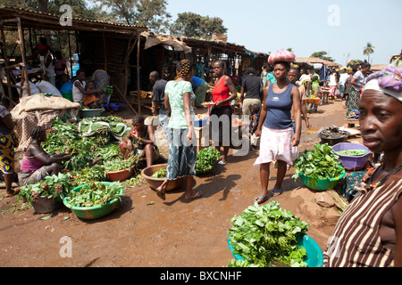 Les consommateurs à travers un marché bondé à Freetown, Sierra Leone, Afrique de l'Ouest. Banque D'Images