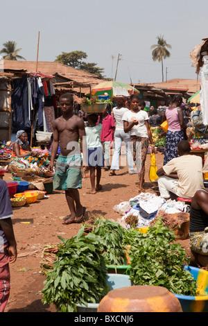 Les consommateurs à travers un marché bondé à Freetown, Sierra Leone, Afrique de l'Ouest. Banque D'Images
