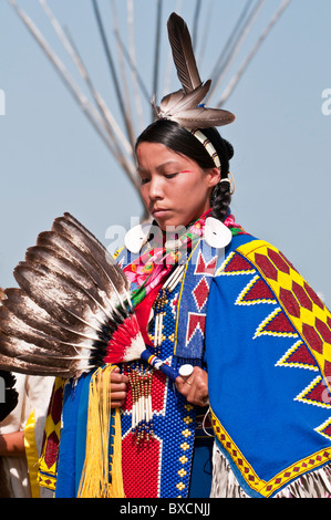 Danseur traditionnel féminin, pow-wow, Parc historique Blackfoot Crossing, Alberta, Canada Banque D'Images