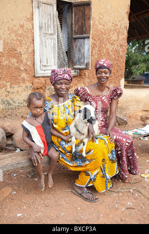 Les villageois posent avec leurs moutons à Port Loko, Sierra Leone, au Libéria. Banque D'Images