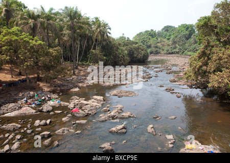 La Sierra Leone River traverse la ville de Port Loko, Sierra Leone, Afrique de l'Ouest. Banque D'Images