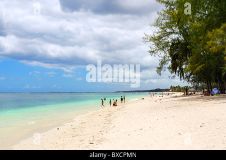 La longue plage de sable blanc de Flic en Flac, Rivière Noire, Ile Maurice Banque D'Images