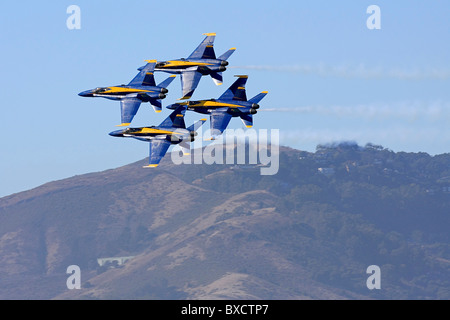 Formation diamant Blue Angel en vol soutenu par le Marin Headlands. Banque D'Images