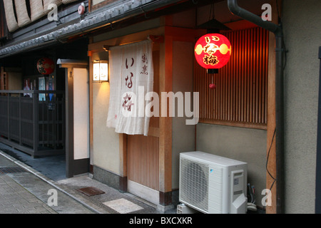 Lanterne Rouge à l'extérieur d'un restaurant japonais traditionnel dans le quartier de Gion, Kyoto, Japon 2010 Banque D'Images