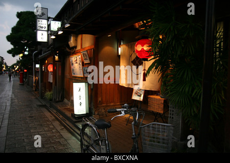 Lanternes rouges accrochés à l'extérieur dans les restaurants du quartier de Gion, Kyoto, Japon 2010 Banque D'Images