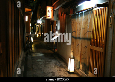 Restaurants dans un peu d'Alley dans l'historique quartier de Gion à Kyoto Japon 2010 Banque D'Images