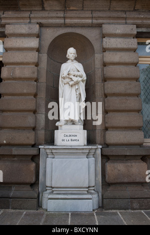 Statue en marbre blanc de Pedro Calderon de la Barca sur un piédestal dans une niche Banque D'Images