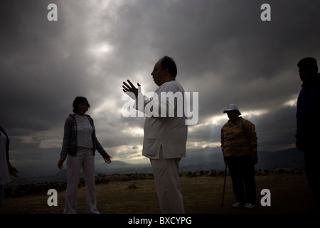 Un Maître Reiki guide une méditation en groupe sur le sommet du Cerro de la Estrella (colline de l'étoile) pyramide, Iztapalapa, Mexico Banque D'Images