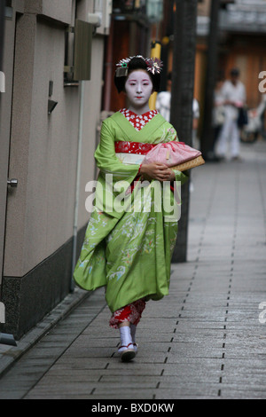 Une geisha marcher à sa nomination dans un salon de thé dans le quartier de Gion Japon Kyoto Banque D'Images