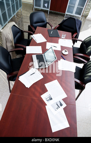 Image de chaises noires autour de la table dans la salle Banque D'Images