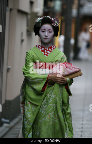 Une geisha marcher à sa nomination dans un salon de thé dans le quartier de Gion Japon Kyoto Banque D'Images