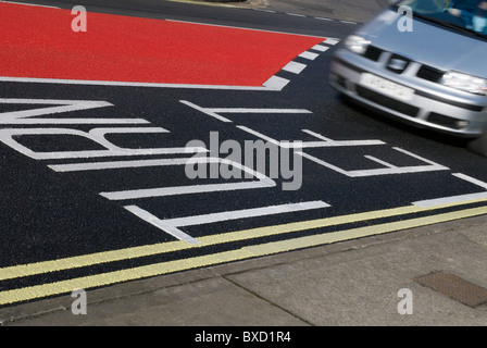 Le marquage routier et d'asphalte de couleur lane bus Ipswich Royaume Uni Banque D'Images