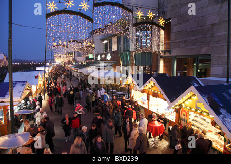 Marché de Noël traditionnel, décoré avec de nombreux stands, au Centro shopping mall, Oberhausen, Allemagne. Banque D'Images