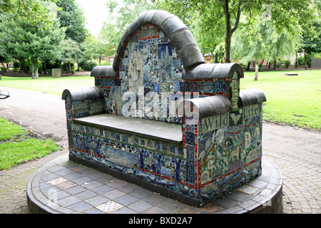 La mosaïque culturelle, un siège ou un banc en céramique dans le cimetière de St Peter ad Vincula, également connu sous le nom de Stoke Minster Banque D'Images