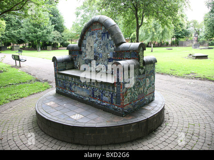 La mosaïque culturelle, un siège ou un banc en céramique dans le cimetière de St Peter ad Vincula, également connu sous le nom de Stoke Minster Banque D'Images