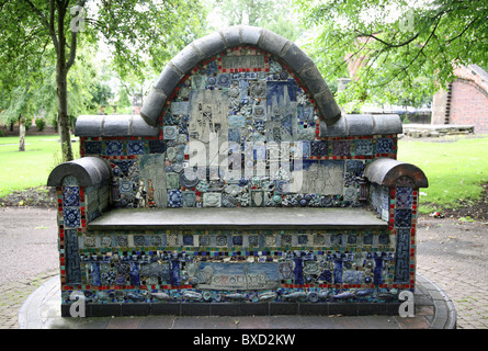 La mosaïque culturelle, un siège ou un banc en céramique dans le cimetière de St Peter ad Vincula, également connu sous le nom de Stoke Minster Banque D'Images