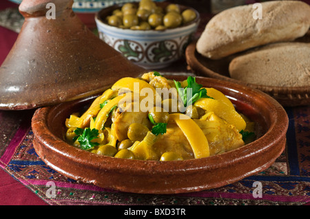 Tajine de poulet aux Olives et citron vert. Maroc l'alimentation. Banque D'Images