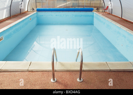 Vide piscine avec toit polycarbonate Banque D'Images