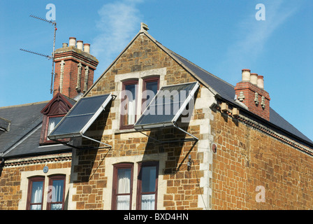 Des panneaux solaires installés sur un châssis à face vers le sud à partir d'un mur d'une maison Kings Lynn Norfolk UK Banque D'Images