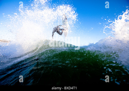 Un homme lance un surfeur de l'air. Banque D'Images