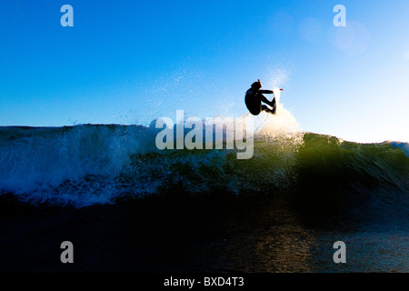 Un homme lance un surfeur de l'air. Banque D'Images