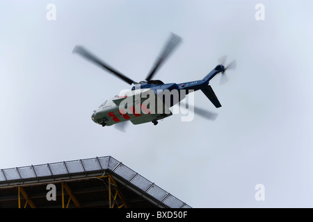 Sikorsky S 92 Bristows Sterne atterrissage sur une plate-forme en mer du Nord Banque D'Images