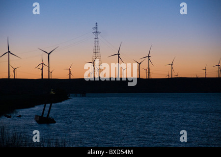 Les éoliennes et les lignes de transmission d'au coucher du soleil, près de San Francisco Banque D'Images