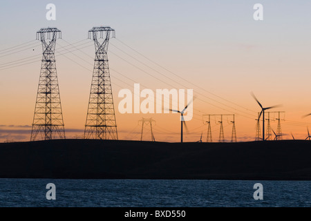 Les éoliennes et les lignes de transmission d'au coucher du soleil, près de San Francisco Banque D'Images