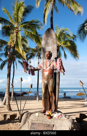 La statue du duc Kohanamoku Waikii à plage. Banque D'Images