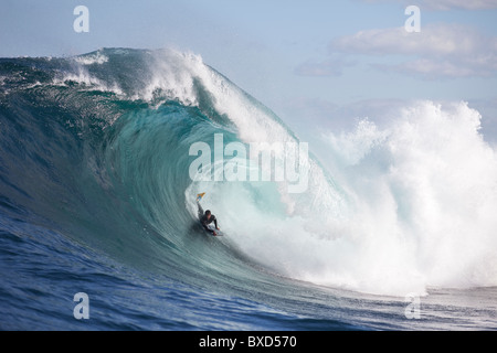 Un surfer bodyboard une dangereuse vague à Shipstern bluff en Tasmanie. Banque D'Images