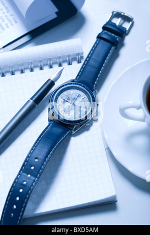 Les objets de travail de l'image : montre-bracelet, un stylographe, bloc-notes, soucoupe et tasse Banque D'Images
