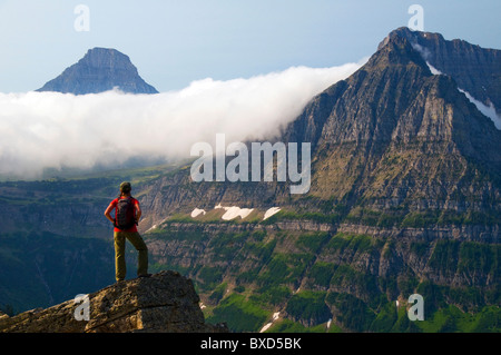 Un female hiker prend dans la vue sur le Haut-plateau dans le Glacier National Park, Montana. Banque D'Images