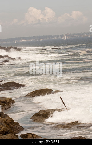 Vagues se brisant sur la côte sauvage de la côte rocheuse Banque D'Images