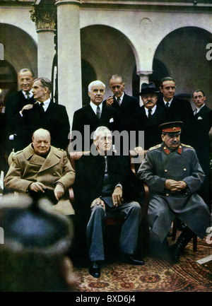 Événements, Seconde Guerre mondiale / Seconde Guerre mondiale, conférences, Conférence de Yalta, 4.2.1945 - 11.2.1945, Winston Churchill, Franklin D. Roosevelt, Joseph Staline, photo de groupe avec des consultants, patio du Palais Livadia, à droite (avec chapeau): Vyacheslav Molotov, droits additionnels-Clearences-non disponible Banque D'Images