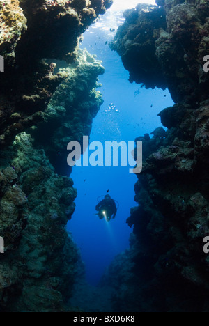 Scuba Diver dans la fissure, les cloches, Dahab, Egypte, Mer Rouge Banque D'Images