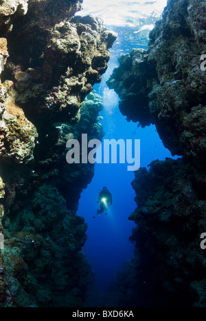 Scuba Diver dans la fissure, les cloches, Dahab, Egypte, Mer Rouge Banque D'Images