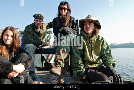 Un groupe de jeunes femmes et hommes écouter un spécialiste de la jungle sur la flore et la faune locales. Banque D'Images