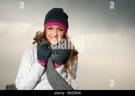 Jeune femme portant chapeau bonnet laineux , écharpe et gants , l'automne. Banque D'Images