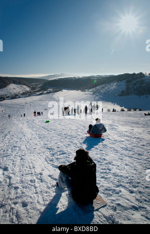 Les gens de la luge dans la neige , d'avoir du plaisir. Banque D'Images