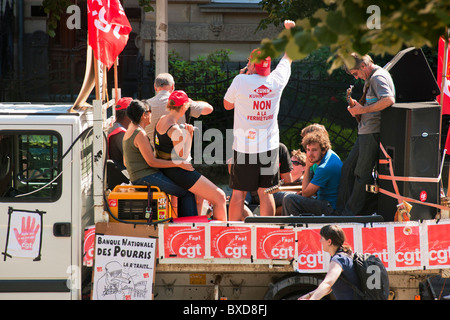 Juin 2010, le Syndicat Français CGT FLOTTENT À LA MUSIQUE DE PROTESTATION POUR PENSION AU 60s STRASBOURG ALSACE FRANCE Banque D'Images