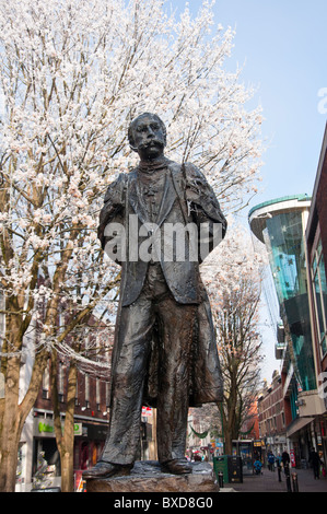 Edward Elgar statue devant la High street, Worcester, Worcestershire, Angleterre, RU Banque D'Images