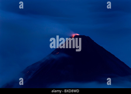 Le Volcan Arenal par nuit au Costa Rica Banque D'Images