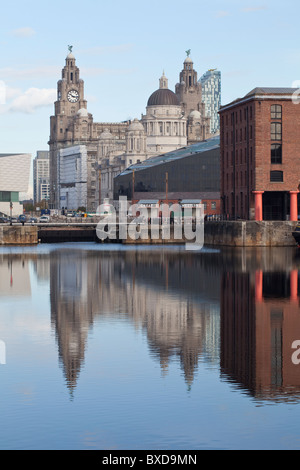 Liverbuildings de Liverpool Albert Dock reflétée dans le Merseyside Banque D'Images