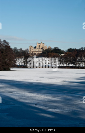 Wollaton Hall et le lac gelé en hiver Banque D'Images