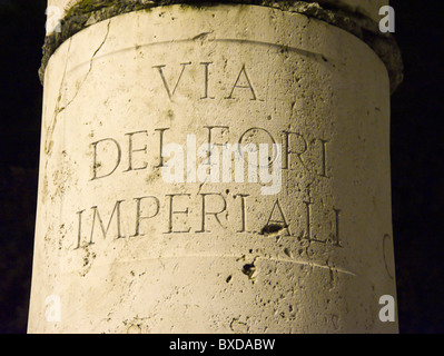 Rome, Via dei Fori Imperiali inscription inscripted sur pilier, photo nocturne. Banque D'Images