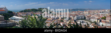 Lisbonne, la vue depuis le Miradouro da Nossa Senhora da monte sur le quartier de Baixa, en direction du château Banque D'Images