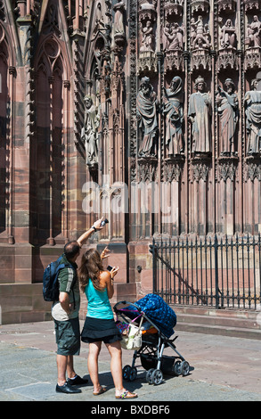 Jeune couple avec poussette de bébé à la cathédrale gothique Notre-Dame au 14e siècle, Strasbourg, Alsace, France, Europe Banque D'Images