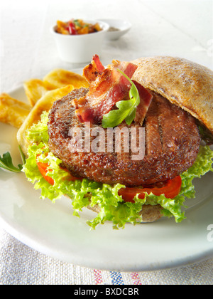 Burger de boeuf au bacon dans une farine pain avec salade et frites Banque D'Images