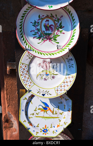 Des plats traditionnels À LA VENTE EN MAGASIN DE SOUVENIRS DE LA PETITE FRANCE STRASBOURG ALSACE FRANCE Banque D'Images