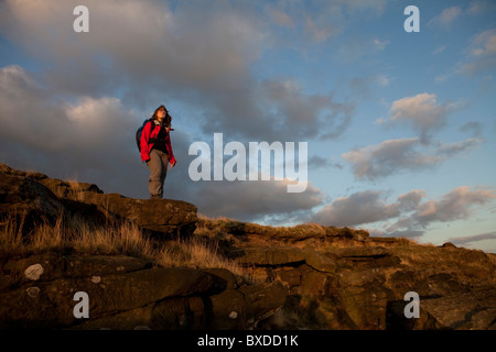 Walker sur le Cleveland Way National Trail , Yorkshire du nord près de Great Broughton Banque D'Images